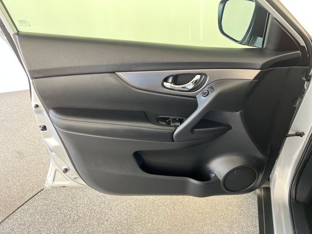 Used 2016 Nissan Rogue S FWD image 13