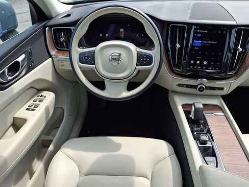 Used 2022 Volvo XC60 B5 Momentum w/ Climate Package AWD/4WD image 11