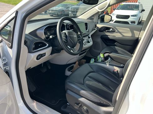 Used 2024 Chrysler Pacifica Limited FWD image 11
