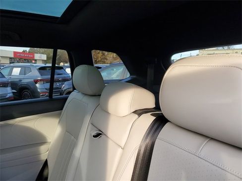 Certified 2022 Volkswagen Tiguan SE R-Line image 9