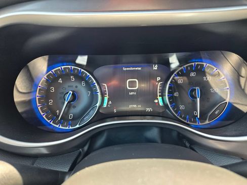 Used 2025 Chrysler Pacifica Select FWD image 18