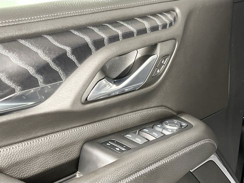 Used 2024 GMC Yukon XL Denali AWD/4WD image 17
