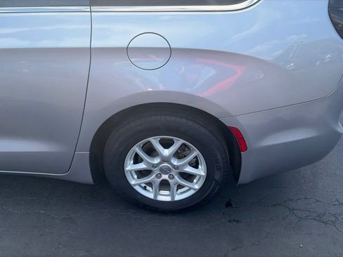 Used 2020 Chrysler Pacifica Touring-L FWD image 4