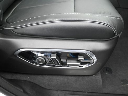 Used 2024 Jeep Grand Cherokee Overland w/ Luxury Tech Group IV image 17