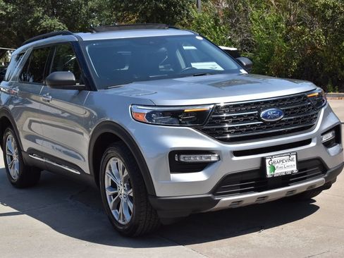Used 2023 Ford Explorer XLT w/ Equipment Group 202A AWD/4WD image 4