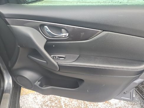 Used 2018 Nissan Rogue SV w/ Premium Package image 27