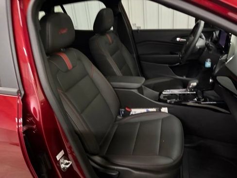 Used 2025 Chevrolet Trax RS w/ Sunroof Package FWD image 26