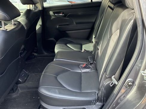 Used 2022 Toyota Highlander XLE image 8