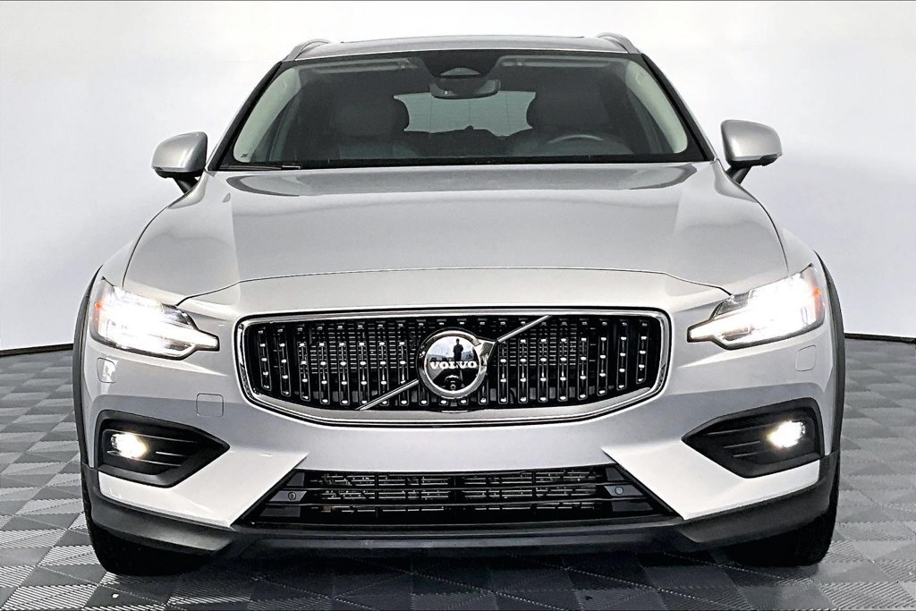 Used 2025 Volvo V60 B5 Cross Country Plus AWD/4WD image 3