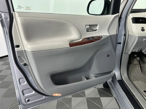 Used 2013 Toyota Sienna XLE w/ Premium Pkg AWD/4WD image 32