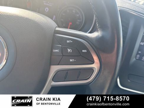 Used 2019 Jeep Cherokee Latitude Plus w/ Comfort/Convenience Group image 28