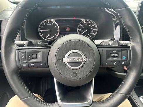 Used 2025 Nissan Pathfinder SL AWD/4WD image 18