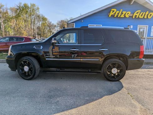 Used 2011 Cadillac Escalade Premium image 3