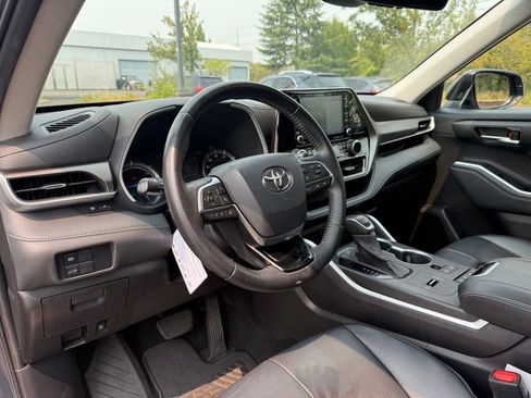 Used 2020 Toyota Highlander XLE AWD/4WD image 13
