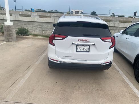 Used 2022 GMC Terrain SLT w/ Tech Package FWD image 3