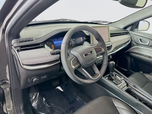 Used 2023 Jeep Compass Latitude image 14