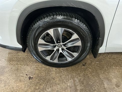 Used 2022 Toyota Highlander XLE AWD/4WD image 10