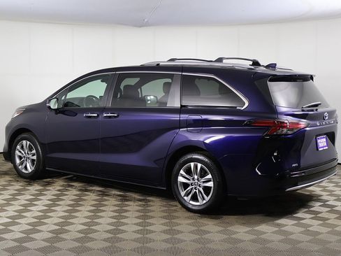 Used 2022 Toyota Sienna Limited image 11
