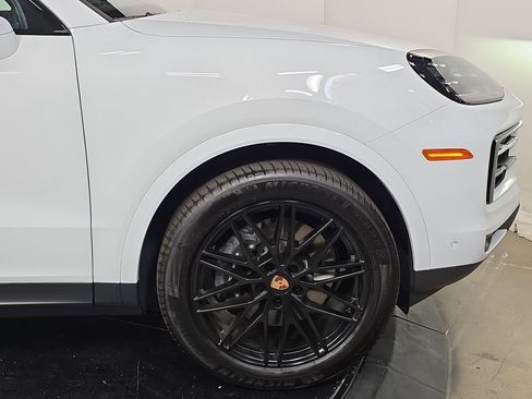 Certified 2025 Porsche Cayenne AWD/4WD image 11