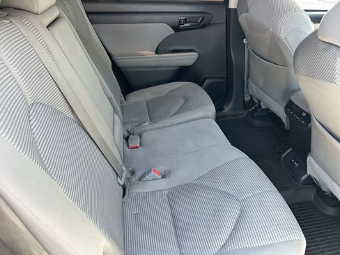 Used 2021 Toyota Highlander LE FWD image 14