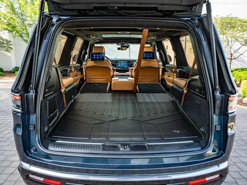 Used 2023 Jeep Grand Wagoneer Series III AWD/4WD image 40