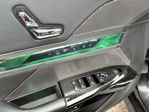 Used 2024 BMW 740i xDrive image 12