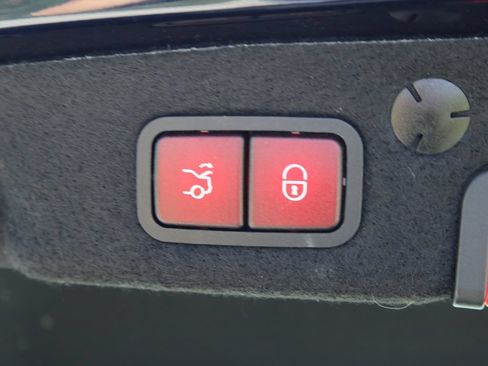 Used 2018 Mercedes-Benz C 300 4MATIC Sedan image 18