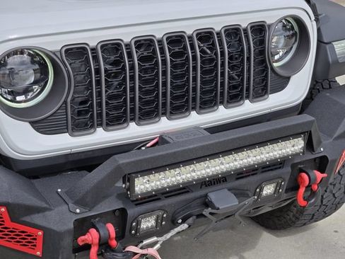Used 2024 Jeep Gladiator Rubicon AWD/4WD image 11
