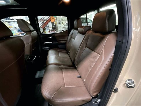 Used 2016 Toyota Tacoma Limited w/ Towing Package image 20