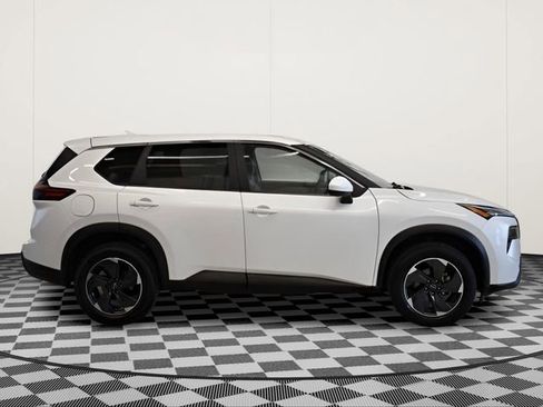 Used 2025 Nissan Rogue SV image 2