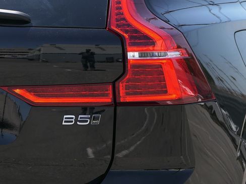 Used 2025 Volvo XC60 B5 Plus AWD/4WD image 4