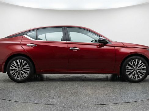 Used 2025 Nissan Altima 2.5 SV FWD image 11