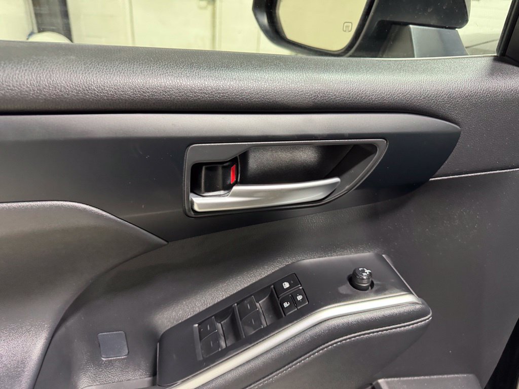 Used 2023 Toyota Highlander XLE AWD/4WD image 13