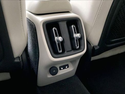 Certified 2023 Volvo XC40 B5 Plus image 32