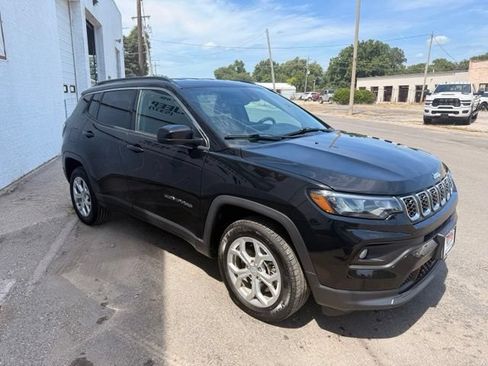 Used 2024 Jeep Compass Latitude AWD/4WD image 3