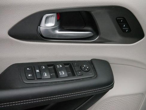Used 2024 Chrysler Pacifica Touring-L image 19