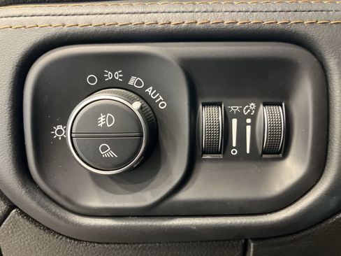 Used 2019 RAM 1500 Laramie Longhorn AWD/4WD image 17