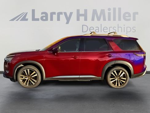 Used 2023 Nissan Pathfinder Platinum image 2