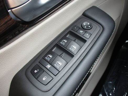 Used 2024 Chrysler Pacifica Limited FWD image 38