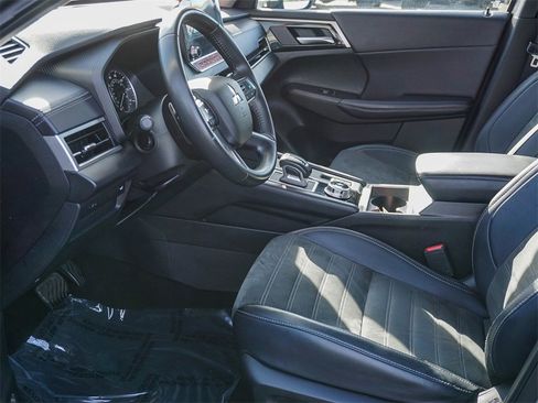 Used 2024 Mitsubishi Outlander SE image 17