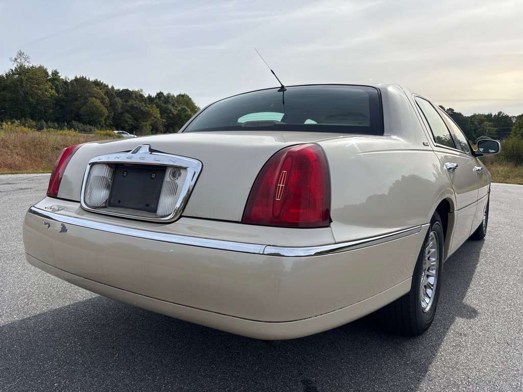 Used 2002 Lincoln Town Car Cartier L RWD image 5