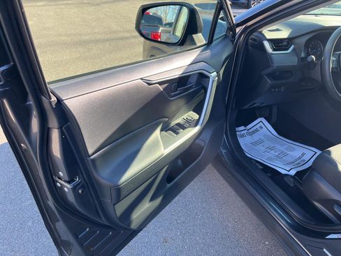 Used 2019 Toyota RAV4 LE image 9