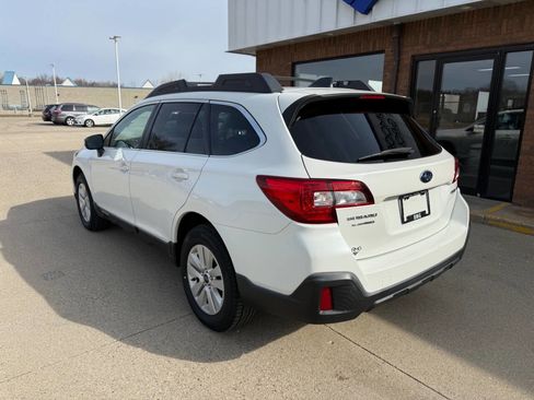 Used 2018 Subaru Outback 2.5i Premium image 3