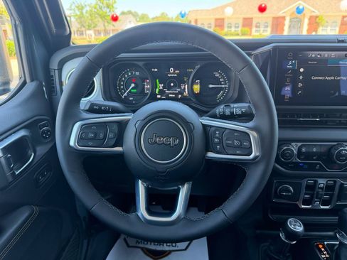 Used 2025 Jeep Wrangler Sahara AWD/4WD image 23