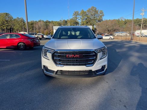 Used 2024 GMC Terrain SLT image 3