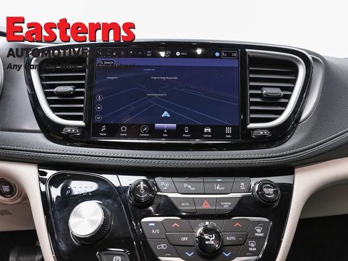 Used 2022 Chrysler Pacifica Touring-L w/ Uconnect Theater Family Group FWD image 12