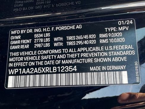 Used 2024 Porsche Macan AWD/4WD image 34