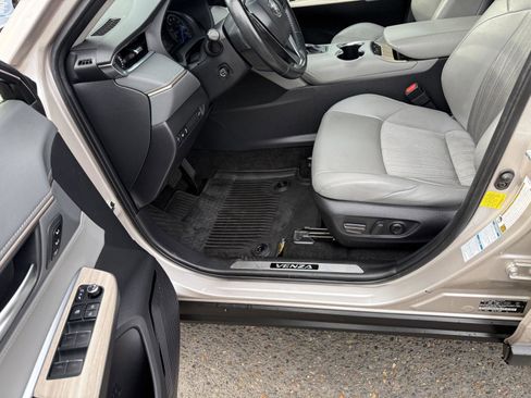 Certified 2021 Toyota Venza XLE image 11