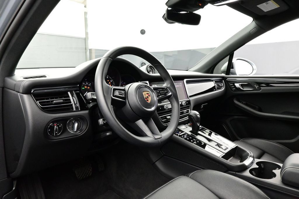 Certified 2025 Porsche Macan AWD/4WD image 4