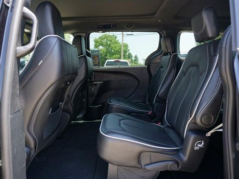 Used 2026 Chrysler Pacifica Limited FWD image 25